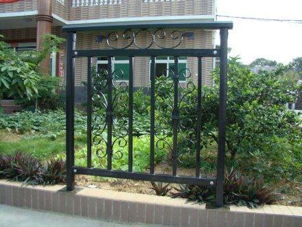 陽臺護(hù)欄裝修怎樣才規(guī)范？陽臺護(hù)欄廠家總結(jié)了