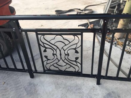 陽臺(tái)護(hù)欄有哪些樣式？陽臺(tái)護(hù)欄樣式如下：