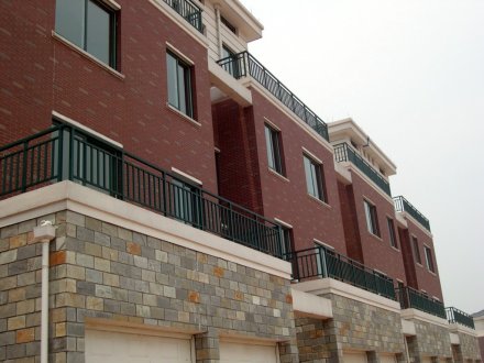 鐵藝護(hù)欄、鋅鋼護(hù)欄與組裝圍欄三者差距