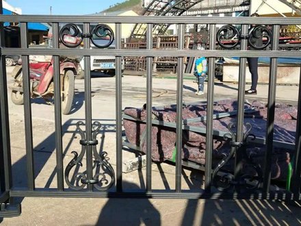 別墅陽臺欄桿選擇鐵藝欄桿好嗎？