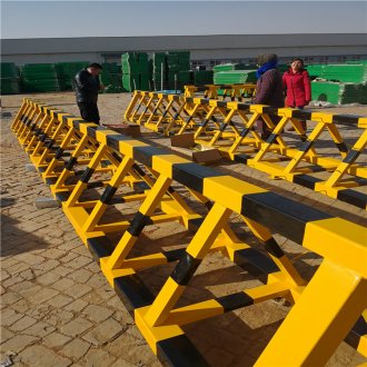 學(xué)校工廠門口拒馬路障護(hù)欄三角移動防撞護(hù)欄