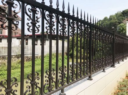 別墅護(hù)欄和別墅的美觀堅固搭配