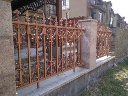 <b>目前鋁藝圍欄有什么優(yōu)勢(shì)？</b>